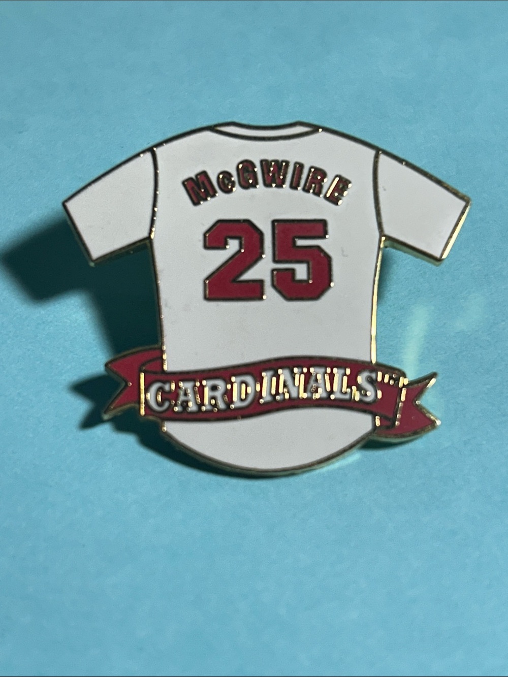 1998 MLB pin Mark McGwire #25  White & Red Cardinals Jersey Pin
